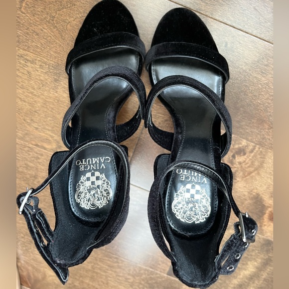 NEW VINCE CAMUTO black velvet strappy heels sz 7.5 - Picture 6 of 9